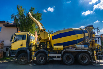 A concrete mixer feeds concrete into the screed when building a house