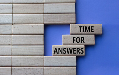 Obraz premium Time for Answers symbol. Concept words Time for Answers on wooden blocks. Beautiful purple background. Business and Time for Answers concept. Copy space.