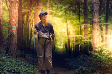 Obraz premium Beautiful young women with big backpack hiking in the deep forest