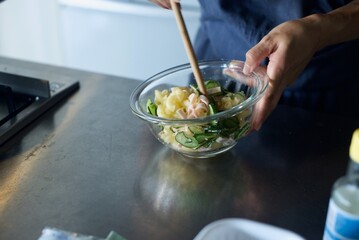  マカロニサラダを作っているところ