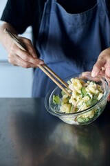  マカロニサラダを作っているところ