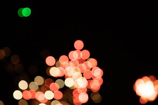 Fuegos artificiales de colores en el cielo de noche durante una celebraci&oacute;n
