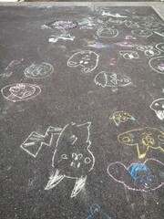 路地のアスファルトに描かれた子供の落書き