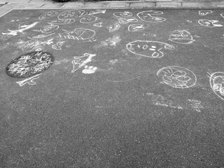路地のアスファルトに描かれた子供の落書き