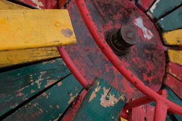 Buntes Karussell Kinderkarussell rot gelb grün retro rost close up makro