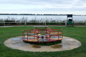 Buntes Karussell Kinderkarussell rot gelb grün retro rost close up makro