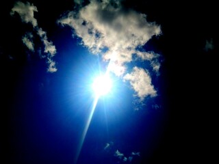 印象的な空　太陽光と雲とダークな空