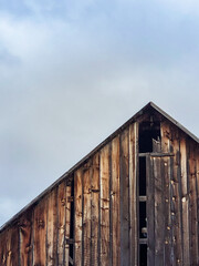 old wooden barn © Tambi