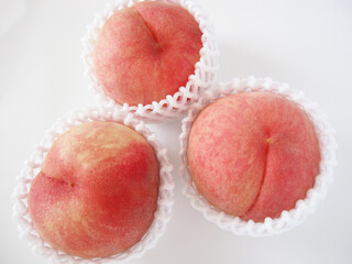 ネットに入った大きな桃