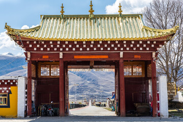 Obraz premium The entrance exit arch of the Huiyuan monastery in Daofu County, Garze Tibetan Autonomous Prefecture, Sichuan province. Popular tourism destination in China.