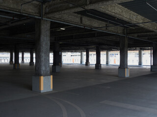 古い商業施設の駐車場の風景