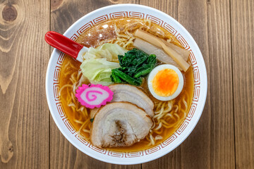 即席の生麺ラーメン盛り付け