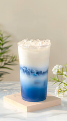 파란색과 흰색 그라데이션 밀크티