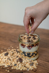 Szykować lunch do pracy, pożywna owsianka warstwowa w słoiku  © Paweł Kacperek
