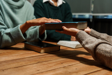 Obraz premium A person reads the Bible, embodying faith and spirituality. The scene reflects a serene moment of contemplation and devotion, highlighting the importance of religion in everyday life.