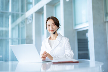 ヘッドセットをつけた女性医師