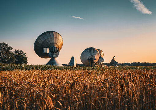 Gro&szlig;e Parabolantennen in der Abendd&auml;mmerung