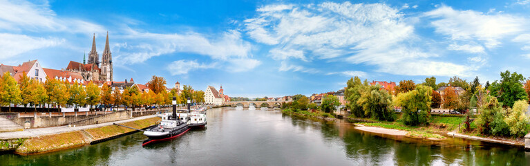 Obraz premium Skyline of the old town of Regensburg with Danube, Stone Bridge and Cathedral, Bavaria, Germany