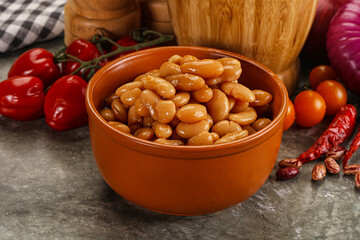 Canned beans in tomato sauce