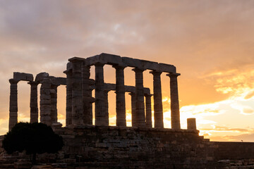 Obraz premium Greece Cape Sounio. Ruins of an ancient temple of Poseidon, Greek god of the sea, on sunset.Tourist landmark of Attica, Sounion, Greece