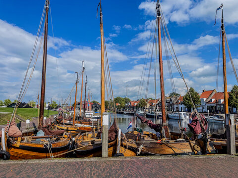 Hafen in der Altstadt von Elburg mit Plattboden Schiffen