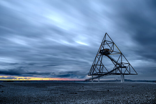 Tetraeder in Bottrop (Ruhrgebiet) am Abend