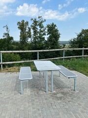 Rastplatz an der Autobahn mit Tisch und B&auml;nken