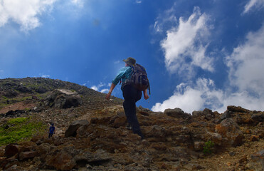 北アルプスの大風景を楽しむ登山の男性