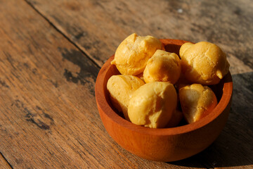 Dry Soes Cake in a small wooden bowl with wooden background