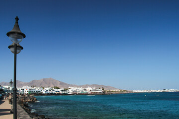 Egzotyczny krajobraz, wyspy kanaryjskie, wyspa Lanzarote, w tle niebieskie niebo i białe chmury © anettastar