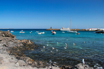 Krajobraz morski, tropikalna piaszczysta plaża, widok na horyzont, wakacje i wypoczynek w słoneczny dzień, linia brzegowa nad oceanem, tapeta, egzotyczne tło, Lanzarote © anettastar