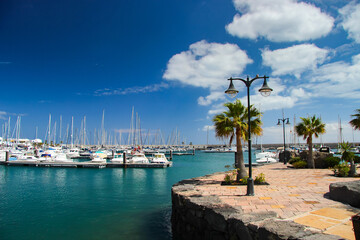 Egzotyczny krajobraz, wyspy kanaryjskie, wyspa Lanzarote, w tle niebieskie niebo i białe chmury © anettastar