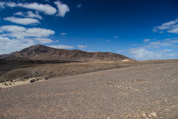 Egzotyczny krajobraz, wyspy kanaryjskie, wyspa Lanzarote, w tle niebieskie niebo i białe chmury © anettastar