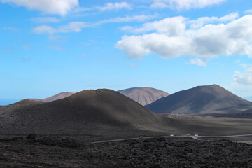 Krajobraz wulkaniczny, słoneczny dzień, Park Timanfaya, dzika przyroda, tapeta, egzotyczne tło, Lanzarote © anettastar