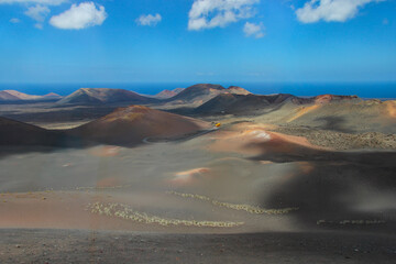 Krajobraz wulkaniczny, słoneczny dzień, Park Timanfaya, dzika przyroda, tapeta, egzotyczne tło, Lanzarote © anettastar