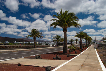 Egzotyczny krajobraz, wyspy kanaryjskie, wyspa Lanzarote, w tle niebieskie niebo i białe chmury © anettastar