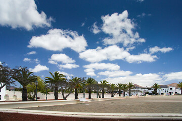 Podróże i zwiedzanie, niebieskie niebo z chmurami, egzotyczna wyspa Lanzarote, Wyspy Kanaryjskie © anettastar