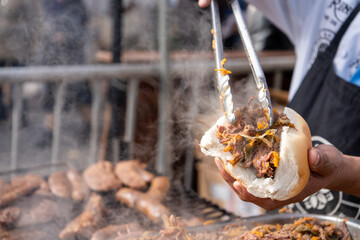 Delicioso emparedado de carne vacuna desmechada con verduras, recién preparado