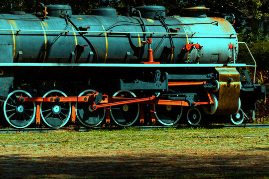 Trem de ferro parado na esta&ccedil;&atilde;o. 
