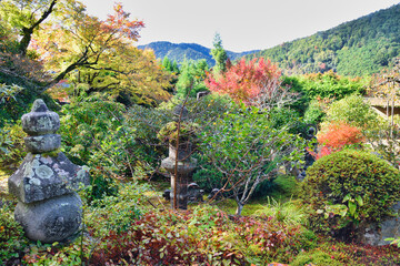 京都　大原　実光院　美しい秋の庭と紅葉（日本京都府京都市）
Beautiful autumn garden and autumn leaves at Jikkoin Temple（Jikko-in Temple）, Ohara（Ōhara）, Kyoto (Kyoto City, Kyoto Prefecture, Japan)

