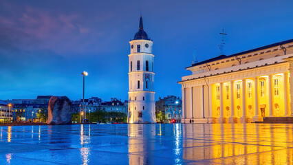 Naklejka premium Bell Tower of Vilnius Cathedral with downtown Vilnius city skyline, cityscape of Lithuania