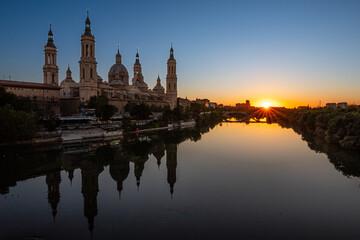 Obraz premium Catedral-Basílica de nuestra señora del Pilar vista desde el río Ebro
