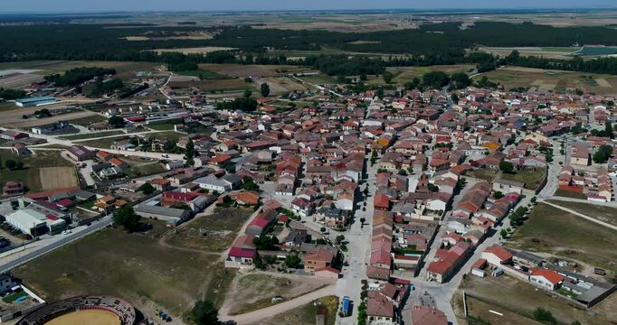una impresionante vista a&eacute;rea de un pintoresco pueblo, mostrando su encanto rural y belleza natural. Ideal para proyectos de marketing, documentales, producciones cinematogr&aacute;ficas y contenido digital 