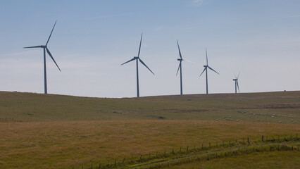 Éoliennes alignées au dessus d une colline