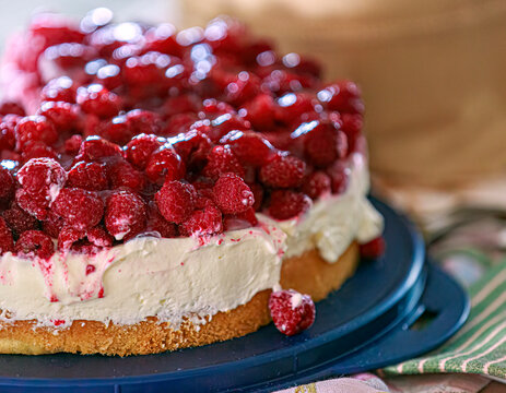 Eine frische cremige Himbeertorte mit frischen Himbeeren und Sahne
