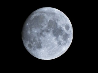 Luna llena de tonos azulados 