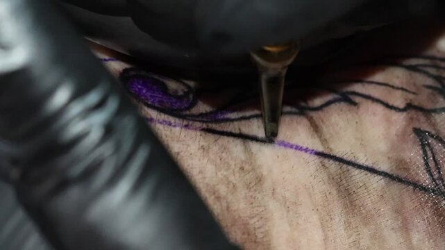 Tatuando sobre lineas del dise&ntilde;o sobre la piel