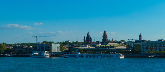 Naklejka premium Blick zum Rheinufer Mainz