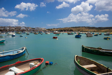 Obraz premium beautiful ships and boats are moored near the shore