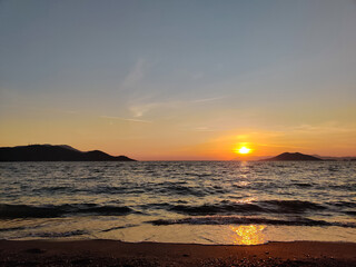 Obraz premium beautiful dramatic landscape of sunset on the sea beach